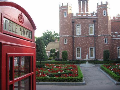 england-phone-booth-garden