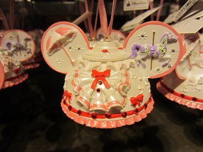 Nice details on this Mary Poppins ornament.