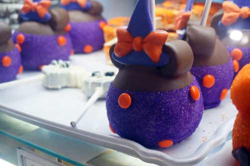 I love the vibrant colors in this Minnie Mouse Halloween apple.