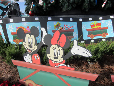 Mickey and Minnie wave hello!